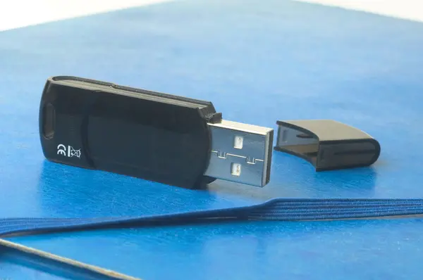 En papel o USB —  Fotos de Stock