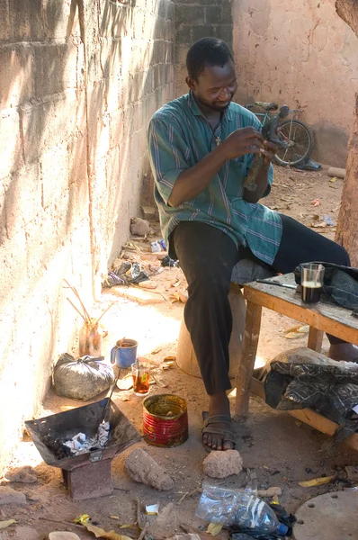 Работа Бронзы в Буркина-Фасо — стоковое фото
