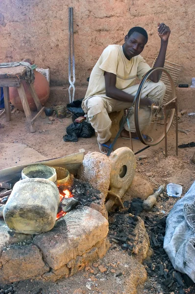 Arbetet i brons i burkina faso — Stockfoto