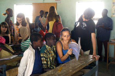 burkina Faso Fransız öğrenciler ziyaret