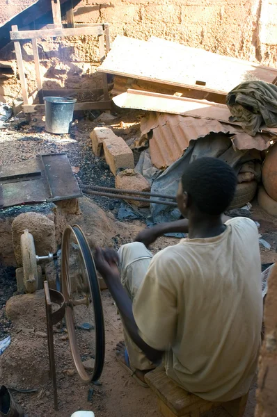 Arbetet i brons i burkina faso — Stockfoto