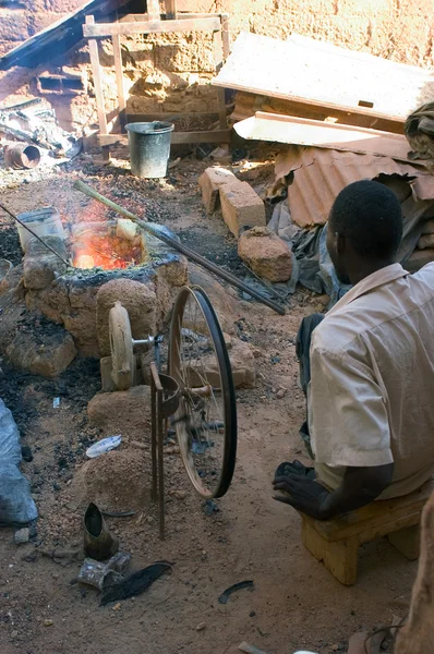 Arbetet i brons i burkina faso — Stockfoto