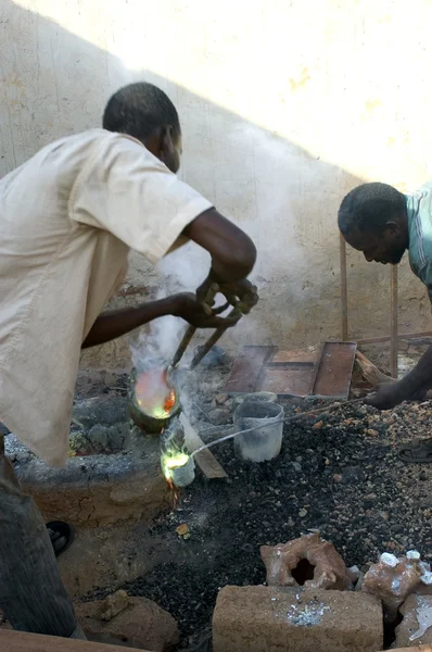 Arbetet i brons i burkina faso — Stockfoto