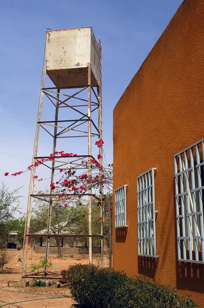 A torre de água do Colégio Saint-Philippe de Koupela — Fotografia de Stock