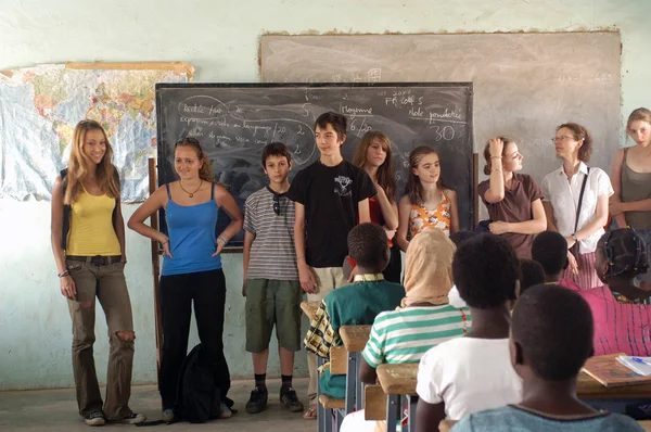 Visita a colegiales franceses en Burkina Faso —  Fotos de Stock