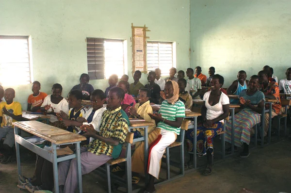 Besök franska skolpojkar i burkina faso — Stockfoto