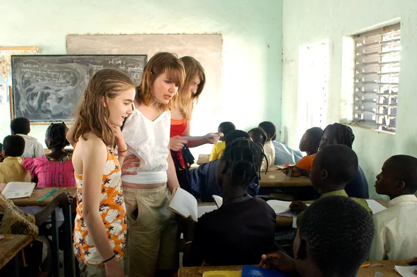 Visita a colegiales franceses en Burkina Faso —  Fotos de Stock