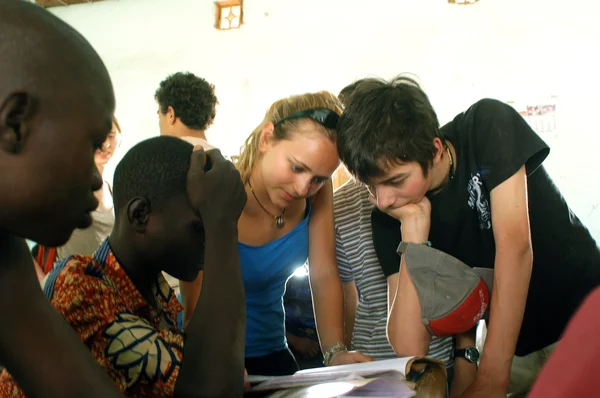 Besök franska skolpojkar i burkina faso — Stockfoto