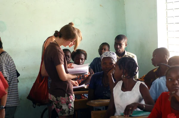 Visita a colegiales franceses en Burkina Faso —  Fotos de Stock