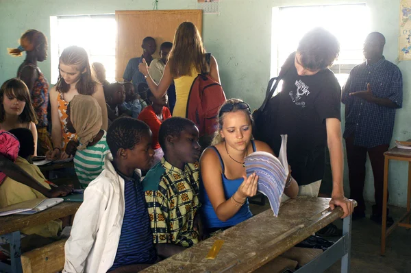 Besök franska skolpojkar i burkina faso — Stockfoto