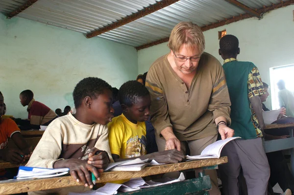 Visita a colegiales franceses en Burkina Faso —  Fotos de Stock