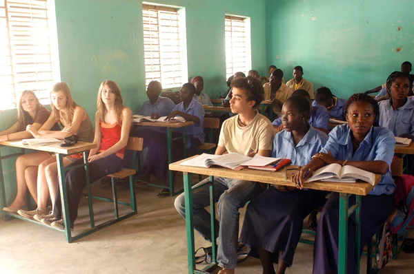 Bezoek Frans schooljongens in burkina faso — Stockfoto