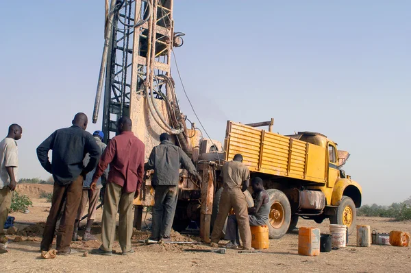 Perfuração de um poço em Burkina Faso — Fotografia de Stock