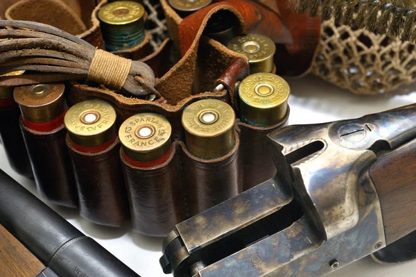 Shotgun and its cartridges — Stock Photo, Image