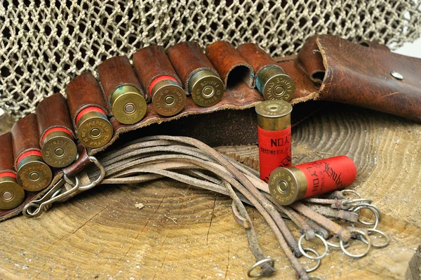 Shotgun and its cartridges — Stock Photo, Image