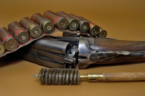 Shotgun and its cartridges — Stock Photo, Image