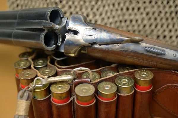 Escopeta y sus cartuchos — Foto de Stock