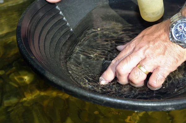 Lavaggio dell'oro nel fiume — Foto Stock