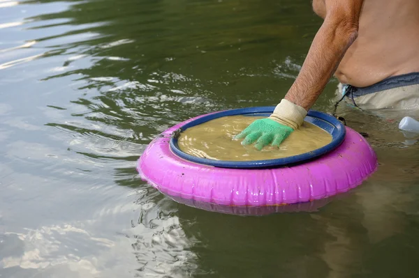 Lavado de oro en el río —  Fotos de Stock