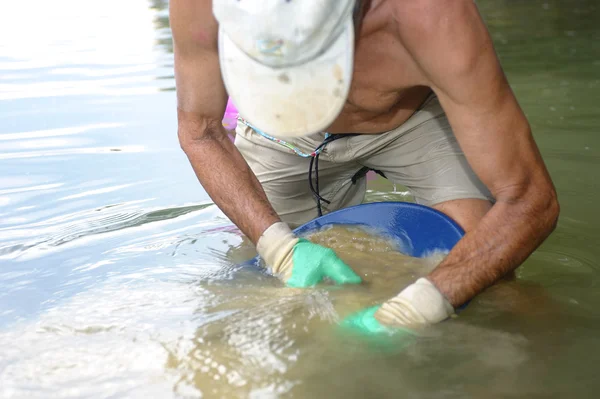 Lavado de oro en el río — Foto de Stock