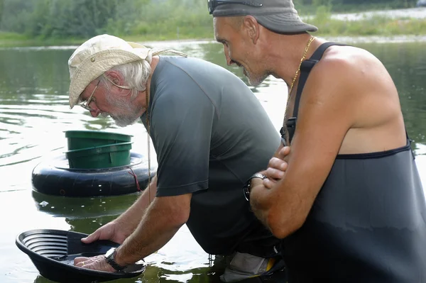 Lavage de l'or en rivière — Photo