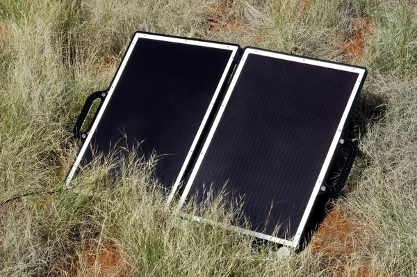 Ηλιακός θερμοσίφωνας στον αυστραλιανό θάμνο — Φωτογραφία Αρχείου