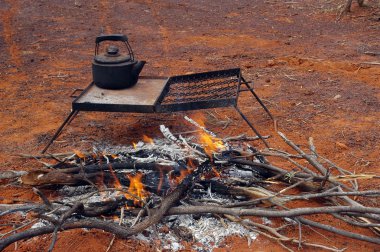 kamp ateşi üzerine kahve