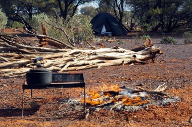 kamp ateşi üzerine kahve