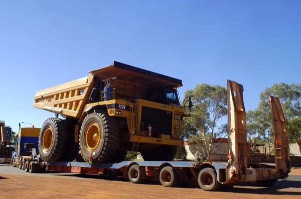 Livraison d'un camion pour une mine d'or — Photo