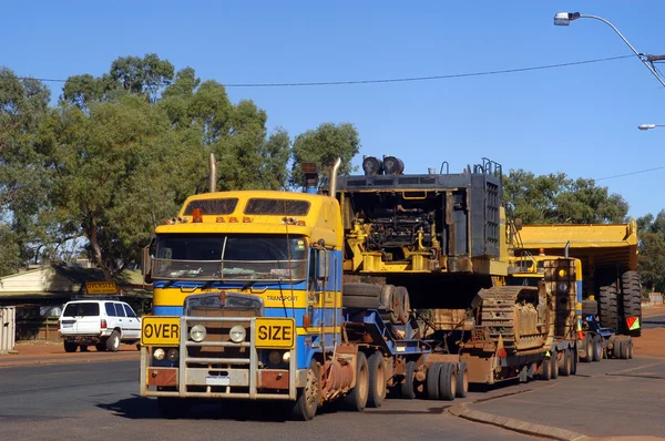 Teslimat için bir altın madeni bir kamyonun — Stok fotoğraf