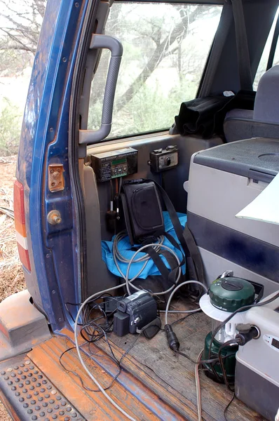 Reload batteries in the Australian bush — Stock Photo, Image