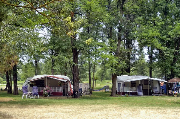 Vagas com o local de acampamento — Fotografia de Stock