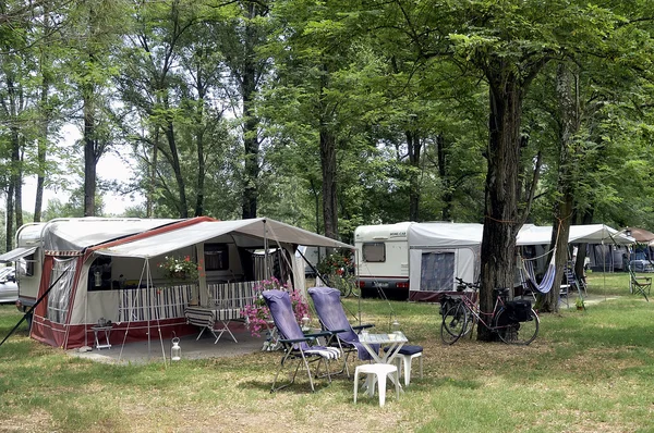 Vagas com o local de acampamento — Fotografia de Stock