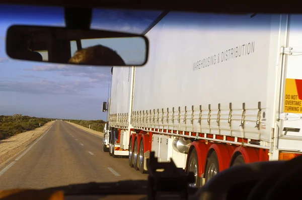 To double a long truck on an Australian road — Stock Photo, Image