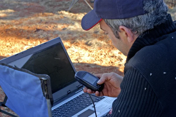 Vorbereitung des Entdeckungstages in der australischen Wüste durch GPS — Stockfoto