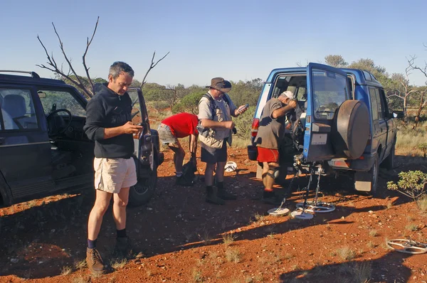 Avresa i gryningen för jakt efter guldklimpar i den australiska bushen — Stockfoto