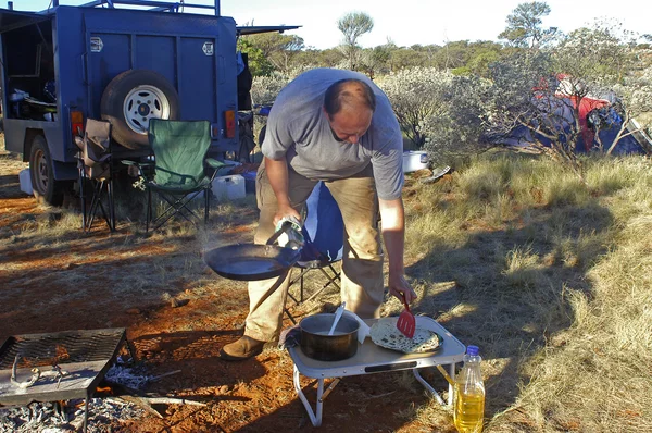 Crepes machen in der australischen Wüste — Stockfoto
