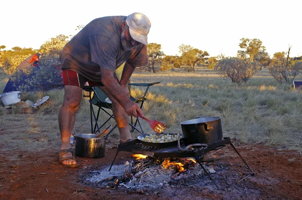 Kuchnia na ognisku w australijskiej pustyni — Zdjęcie stockowe