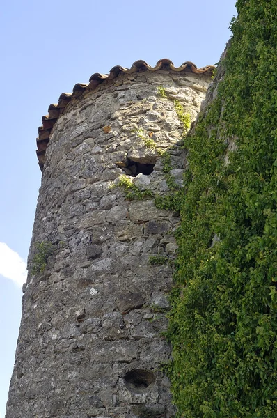 Kasteel van tornac op het Franse gebied van de cevennes — Stockfoto