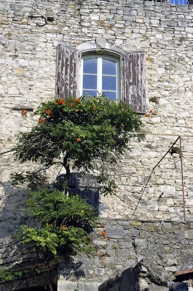 Pohled na francouzské vesnice vezenobres v departementu gard — Stock fotografie