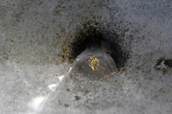 Paillettes d'or de rivière au fond d'un jambage — Photo