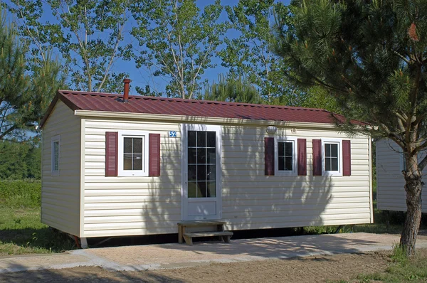 Mobil-home em um parque de campismo — Fotografia de Stock