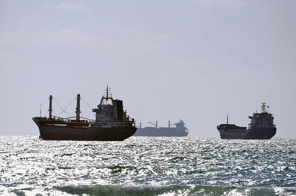 Forros de carga en mar abierto — Foto de Stock