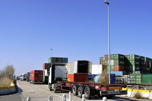 Spostamento dei container in camion sul porto — Foto Stock