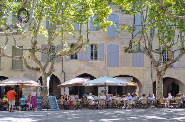 Restoran uzes bir yerde saklanıyor olması