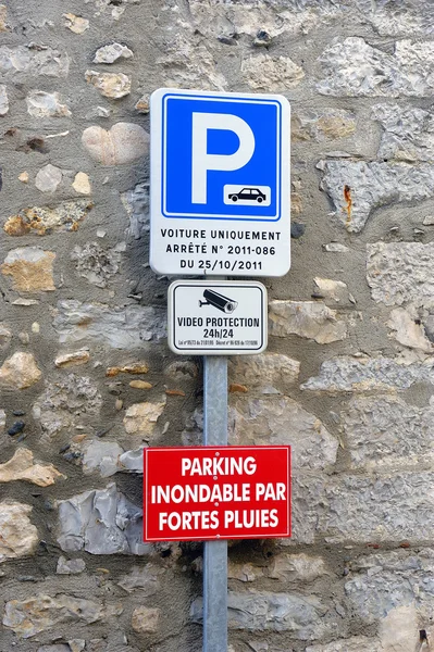 Panneau de circulation sur un parking — Photo