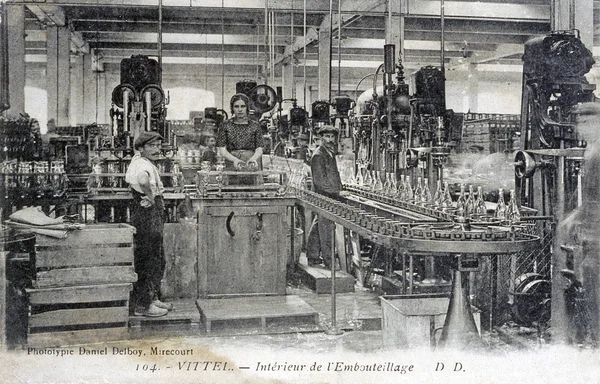 Alte Postkarte von vittel, die Fabrik für das Aufstellen von Mineralwasserflaschen lizenzfreie Stockfotos