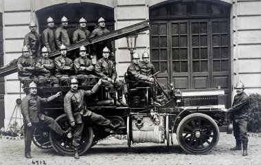 İtfaiyeciler bir kamyon üzerinde bir grup eski kartpostal