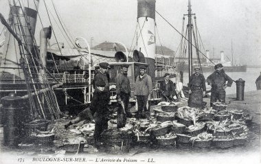 Boulogne denizde balıkçılar eski kartpostal