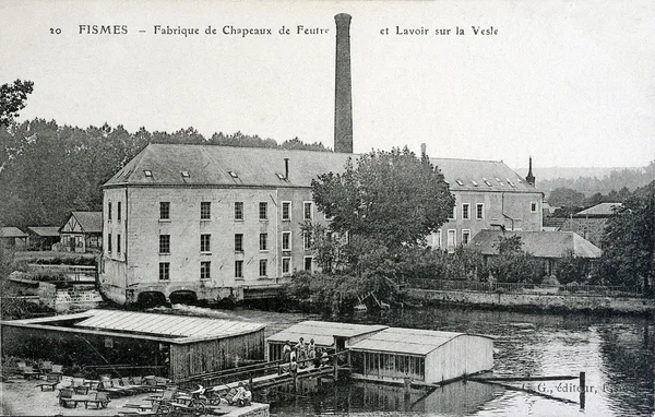 Vieja postal de Fismes, fábrica de sombreros de fieltro y la lavandería en la vesle —  Fotos de Stock